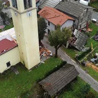(FOTO) V neurju v Trnovem ob Soči po&scaron;kodovanih več objektov