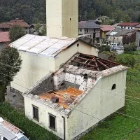 (FOTO) V neurju v Trnovem ob Soči po&scaron;kodovanih več objektov