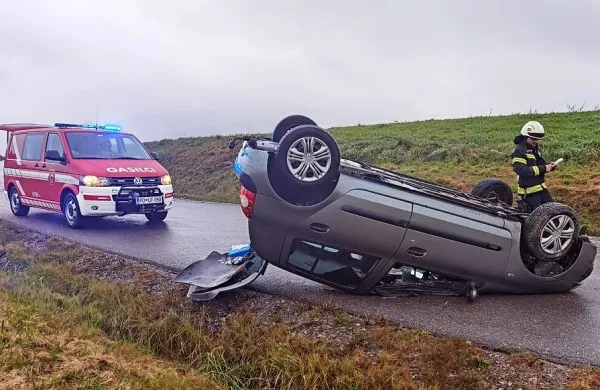Med Prestrankom in Orehkom je mlada voznica pristala z avtom na 
strehi. 