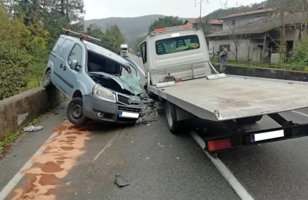 Po bližnjem srečanju med tovornjakom avtovleko in avtom je 
včeraj opoldne v Globnem voznik z avtom obstal na  zidu.