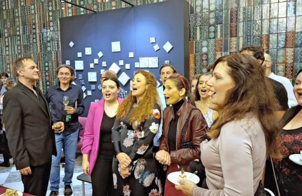 Razširjeni gledališki  ansambel je pod budnim očesom maestra Jureta Ivanušiča (levo) in režiserja Sama M. 
Strelca uglašeno zapel še po premieri.  