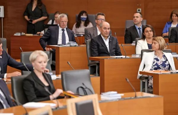 V SDS so zavrnili navedbe, da naj bi davčni svetovalec Rok Snežič 
zanje pridobival sredstva, med drugim s podkupninami, ki naj bi 
jih Snežič po poročanju Pop TV prejemal pri posredovanju za 
pridobitev poslov Darsa.