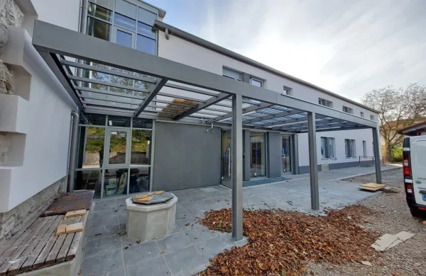  Gozdarski center in staro logarijo na Trnovem bo  popolnoma prenovljen, dela so tik pred zaključkom. Če bo 
šlo po načrtih bodo 20 stanovalcev selili že letos. 