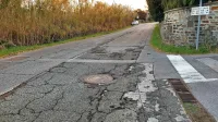 Uničeno cestišče kliče po celoviti prenovi. 