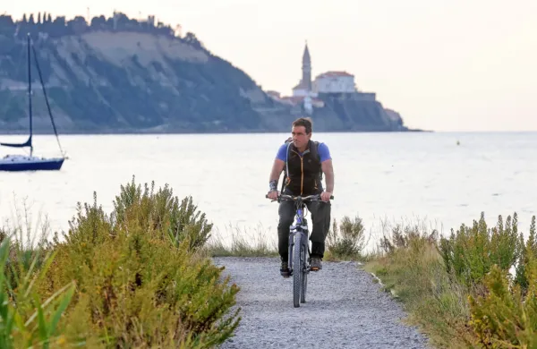 V zahodni Sloveniji so za popoldne in zvečer napovedane obilne 
padavine, predvsem na jugozahodu so ob nevihtah možni tudi 
močnejši nalivi.
