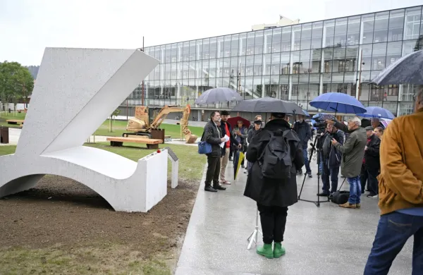 Obeležje izbrisanim pred nekdanjo tovarno Rog je v obliki črke 
ć.