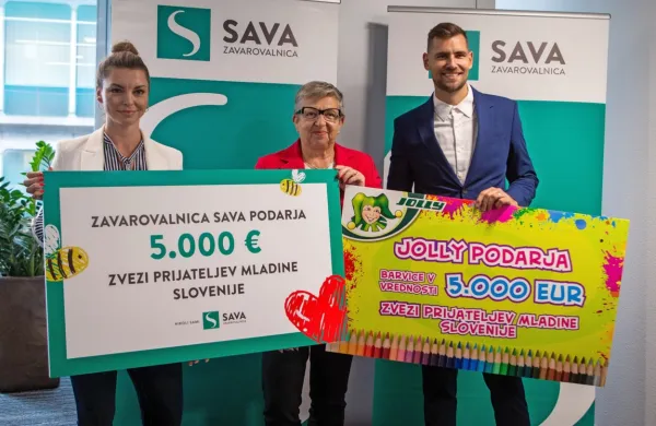 Zavarovalnica Sava in Jolly združila moči in Zvezi prijateljev mladine Slovenije namenila donacijo za socialno-humanitarni sklad Dedek Mraz
