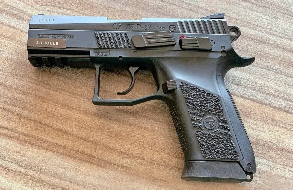 Postojnčan je ob prihodu policistov pištolo vrgel na tire (fotografija je simbolična).