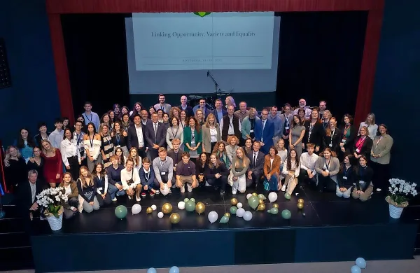 &Scaron;olski center gostil učitelje, ravnatelje in dijake 17 evropskih &scaron;ol