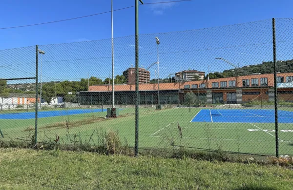 Zdaj že zanemarjena tenis igrišča v Portorožu. 