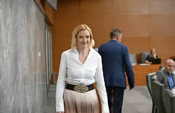 Poslanka Svobode Mojca Šetinc Pašek, ki so jo v torek izključili iz 
stranke, je danes v izjavi za medije zatrdila, da za zdaj ostaja 
poslanka poslanske skupine Svoboda, kljub temu, da jo vabijo v 
drugi dve koalicijski poslanski skupini. 