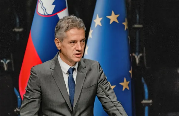 “Ponosno praznujmo ta pomemben dan in negujmo spomin na 
vse zaslužne za samostojno državo. Še posebej na srčiko osamosvojitve - zgodovinsko enotnost in moč naroda,” je  premier 
Robert Golob zapisal v poslanici ob dnevu suverenosti.