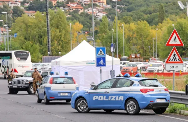 Voznik, menda  Hrvat, ki živi  v  Italiji,  je  prevozil  tudi  kontrolno  
točko italijanskih varnostnih  organov.  