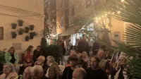 Dogodki v Ljubljanski ulici venomer privabijo številno občinstvo, 
tokrat so bili med njimi tudi tisti, ki so tako ali drugače sodelovali 
v filmih, ki so bili na sporedu v ponedeljek.