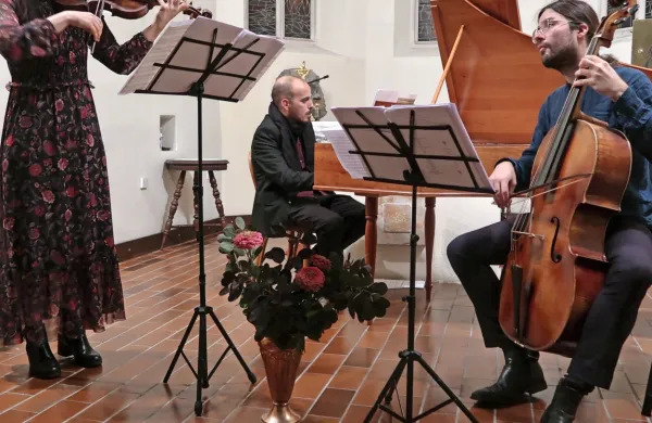Mednarodni baročni trio Nocturnalia z domačinko, violinistko 
Mojco Jerman, se je s koncertom Flora Carniolica imenitno 
poklonil naravoslovcu J. A. Scopoliju.