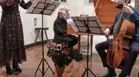 Mednarodni baročni trio Nocturnalia z domačinko, violinistko 
Mojco Jerman, se je s koncertom Flora Carniolica imenitno 
poklonil naravoslovcu J. A. Scopoliju.
