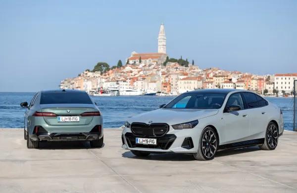 BMW-jeva serija 5 je del bavarske ponudbe že natanko 51 let. Zdaj 
se slovenskim kupcem predstavlja v osmi generaciji z oznako 
G60.