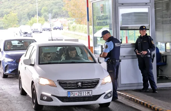 Notranje ministrstvo bo vladi predlagalo podaljšanje nadzora na 
mejah z Madžarsko in Hrvaško predvidoma za 20 dni, je danes 
napovedal minister za notranje zadeve Boštjan Poklukar.