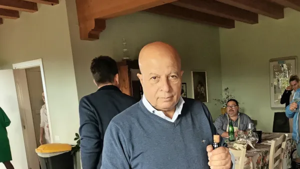Evangelos Paraschas že 20 let prideluje macerirana vina.
