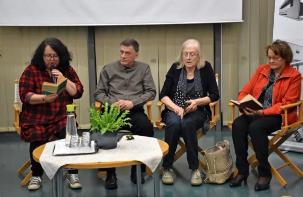 Odlomke iz del Simona Gregorčiča so brali (z leve) Tanja Ocelič,  
Andrej A. Golob,  Darica Majer Leban in Ljuba Krušič. 