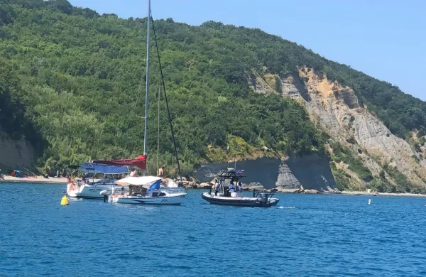 Na upravi za  pomorstvo  ugotavljajo,  da  je  bila  navtična  sezona  
precej umirjena,  med kršitvami  pa  je  bilo  tudi letos  največ   plovbe 
preblizu obale in nespoštovanja  razmejitvenih območij.     