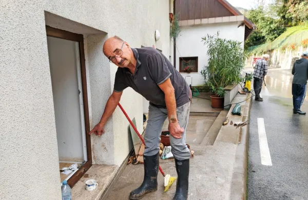  Hudo je bilo pri Šorlijevih, ker je poplavilo stanovanje. Narasla 
Bača je poplavila kletne prostore, v stanovanje je voda udrla s 
ceste. “Tako hudo še nikoli ni bilo,“ pripoveduje Julijan Šorli, ki 
kaže, do kje je segala voda.