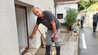  Hudo je bilo pri Šorlijevih, ker je poplavilo stanovanje. Narasla 
Bača je poplavila kletne prostore, v stanovanje je voda udrla s 
ceste. “Tako hudo še nikoli ni bilo,“ pripoveduje Julijan Šorli, ki 
kaže, do kje je segala voda.