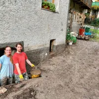 Pri Jeramovih na ovinku v Klavžah je z blatom zalilo klet.