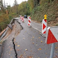 Udorina na cesti pred Grahovim  ob Bači je kritična, takoj bo treba 
ukrepati, sicer bodo morali še tam cesto zapreti za promet. 
