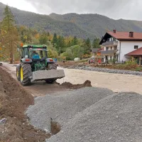Koritnica je  odnesla del ceste v istoimenski vasi,  domačini so takoj 
začeli sanirati, toda sami ne zmorejo.  