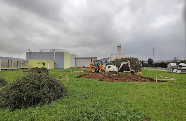 Sušilnica komunalnega blata pri centralni čistilni napravi na 
Serminu je predmet spora med izolsko, koprsko in ankaransko 
občino (fotografija je iz januarja 2023).  