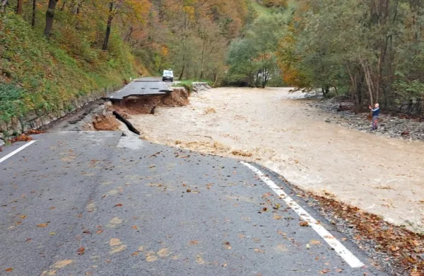 Uničena cesta Hudajužna - Podbrdo