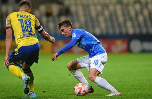 Tolminec Matija Kavčič (desno) s podajami blesti v dresu Brava.