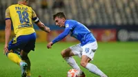 Tolminec Matija Kavčič (desno) s podajami blesti v dresu Brava.