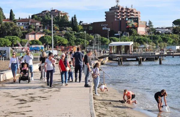 Letošnji oktober je med najtoplejšimi v zgodovini meritev, nadpovprečno topla je tudi letošnja jesen. Tako je bilo v Portorožu v 
soboto, 28. oktobra.