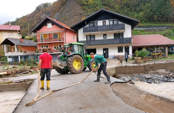 Most čez Koritnico je v petek zdržal, voda  je poplavila vse do hiš. 
Kako bo tokrat, se sprašujejo domačini.