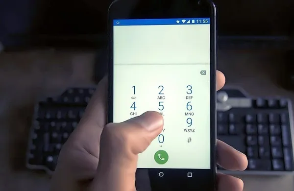 Neznanec ji je grozil po telefonu, da jo bodo odstranili
