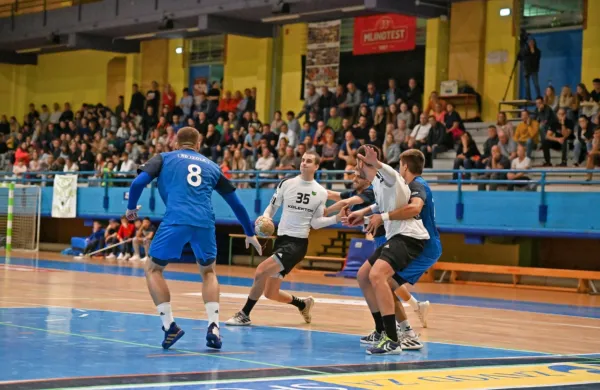 Primorski obračun prve B lige  med Ajdovci (v napadu) in Izolani je 
na Police pritegnil lepo število gledalcev. 