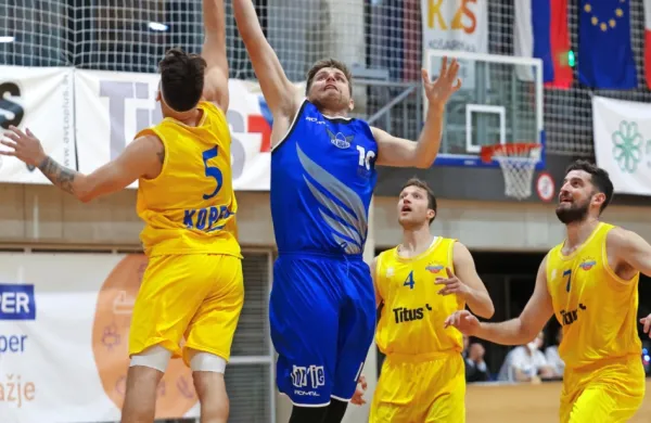 Koprčan Enej Miklavčič (št. 5) in Idrijčan Simon Tratnik (v modrem 
dresu), med boljšimi  v obeh ekipa.-   Akcijo spremljata Anže Vinazza 
(št 4) in Stanko Rajčič (7). 