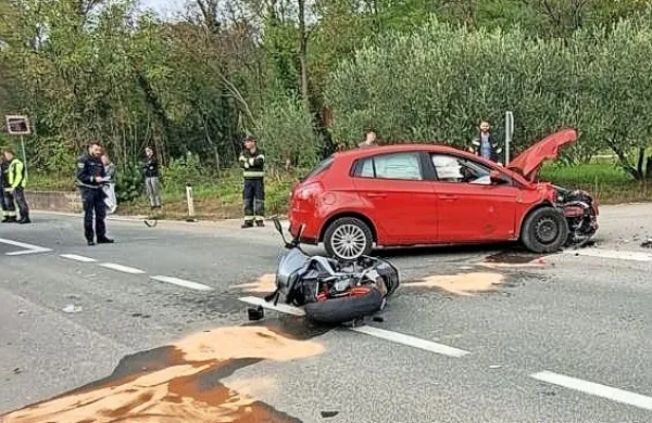 Zavijal levo in presekal pot motoristu