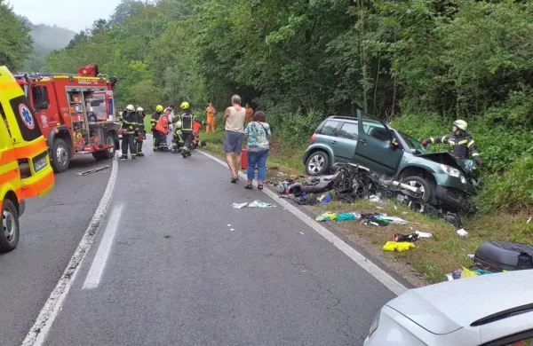 Češki voznik je  konec julija  2019   s škodo  jetti   v ovinku zapeljal na 
nasprotno stran ceste in trčil v motor, s katerim sta se pripeljala 
47-letni  motorist in njegova sopotnica.  Motorist  je kmalu po 
nesreči  umrl. 