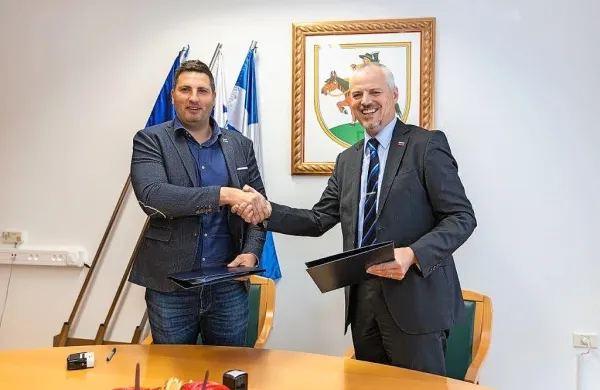 Pogodbo za ureditev novih stanovanj sta podpisala pivški župan 
Robert Smrdelj (desno) in direktor  Komunale Sežana Andrej 
Prunk.