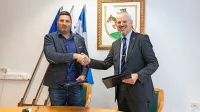 Pogodbo za ureditev novih stanovanj sta podpisala pivški župan 
Robert Smrdelj (desno) in direktor  Komunale Sežana Andrej 
Prunk.