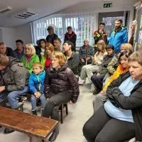 Prebivalci Kneže so se danes zbrali na novinarski konferenci, kjer 
sta jih nagovorila poveljnik občinske civilne zaščite Miha Vencelj in 
župan Alen Červ. 