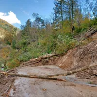 (FOTO) V občini Tolmin se razmere &scaron;e niso umirile, na več lokacijah nevarnost plazov