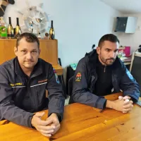 Miha Vencelj (levo) in župan Alen Červ mirita prebivalce Kneže, 
hkrati pa jih opozarjata na nepredvidljivo situacijo glede plazu. 
Povedali jim bodo, če se bo treba umakniti. 