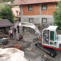 Po besedah poveljnika občinske civilne zaščite Mihe Venclja so 
trenutno najbolj pozorni na razmere v Idriji pri Bači, zaselku Luža, 
in v zaselkih v Baški grapi Koritnica, Kneža in Klavže.