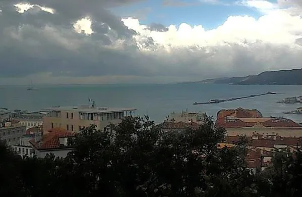 Pogled na Tržaški zaliv ob 11.00