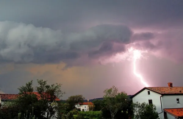 Agencija RS za okolje (Arso) je za danes zaradi napovedane večje 
količine padavin za severozahodno in jugovzhodno Slovenijo 
izdala oranžno vremensko opozorilo.