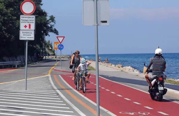 Prometni znaki na obalni cesti so “zaustavili” že kar nekaj 
kolesarjev  in mopedistov.